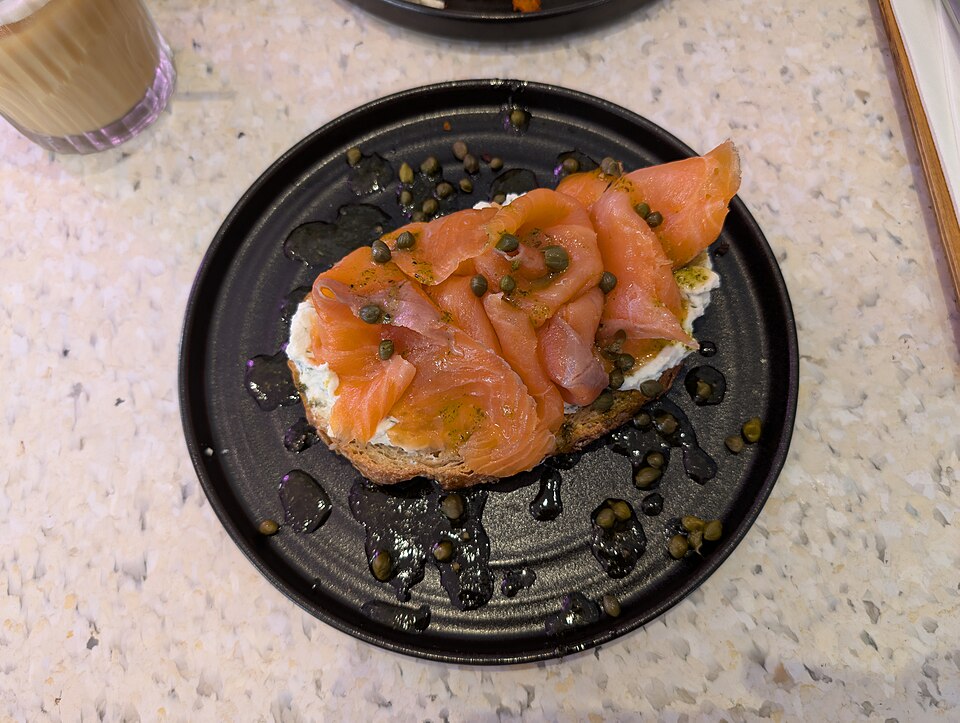 Smoked salmon toast